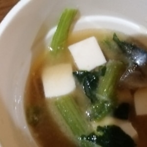 豆腐とわかめと冷凍ほうれん草の味噌汁